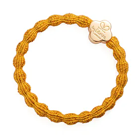 By Eloise London Metallic Gold Quatrefoil Gumka do włosów dla kobiet